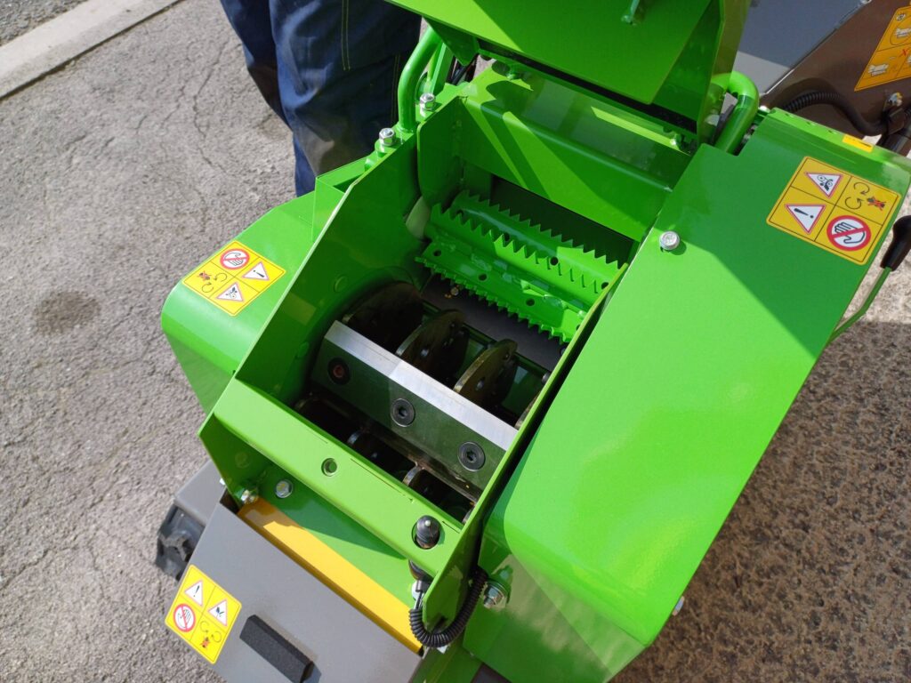 detail photo of internal blades of the Ohashi ES73G 3-inch compact tracked woodchipper